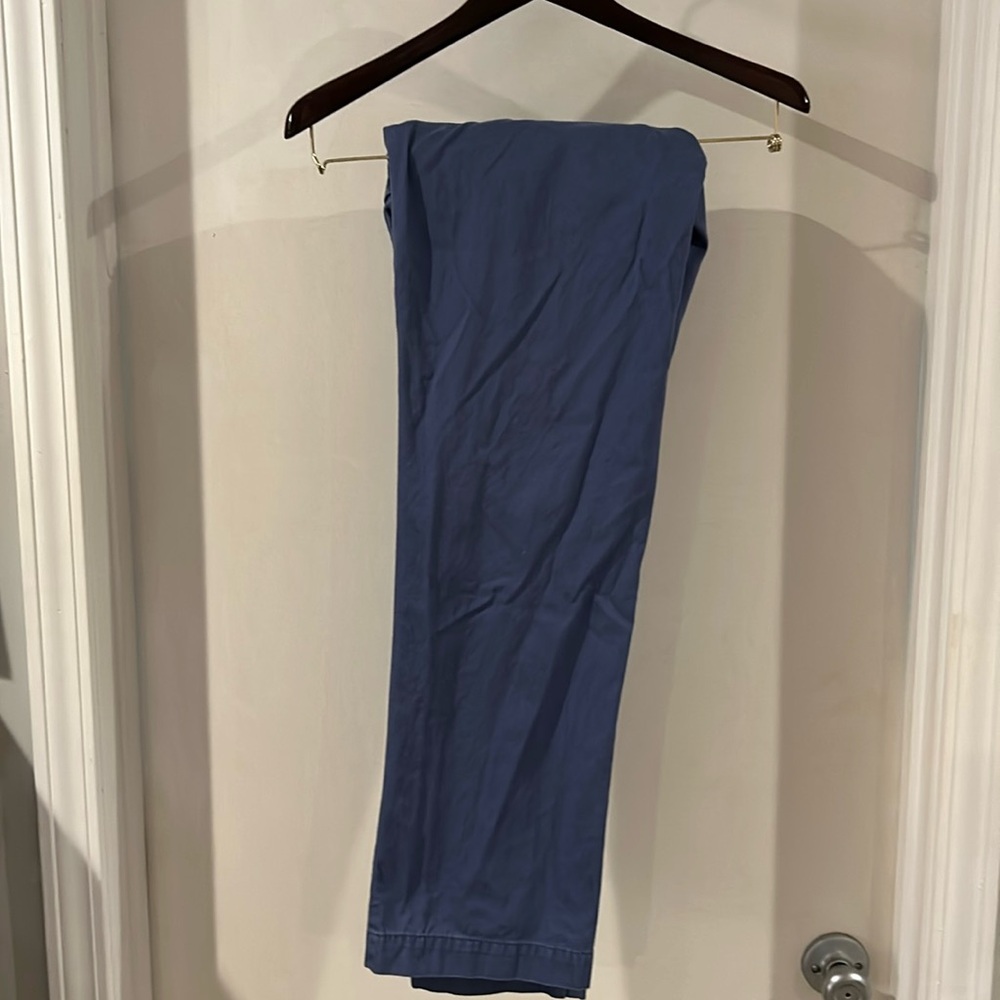 Look sharp and feel comfortable in these classic VV breaker pants